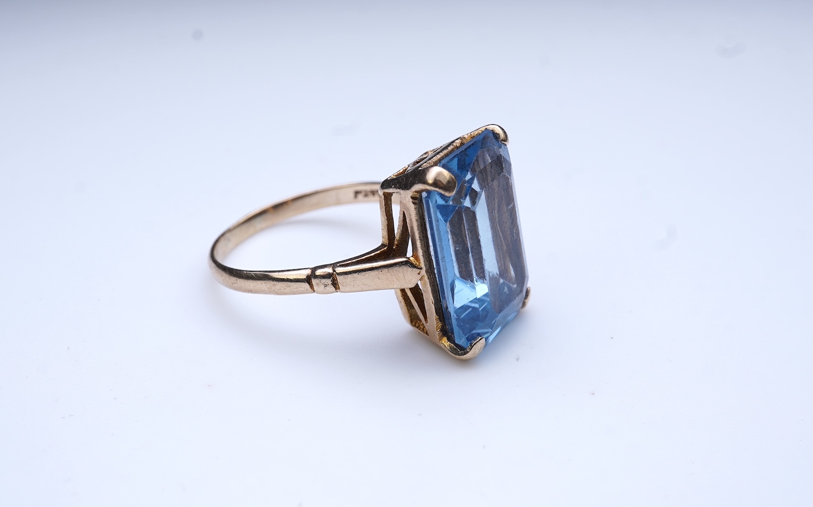 A synthetic blue spinel ring